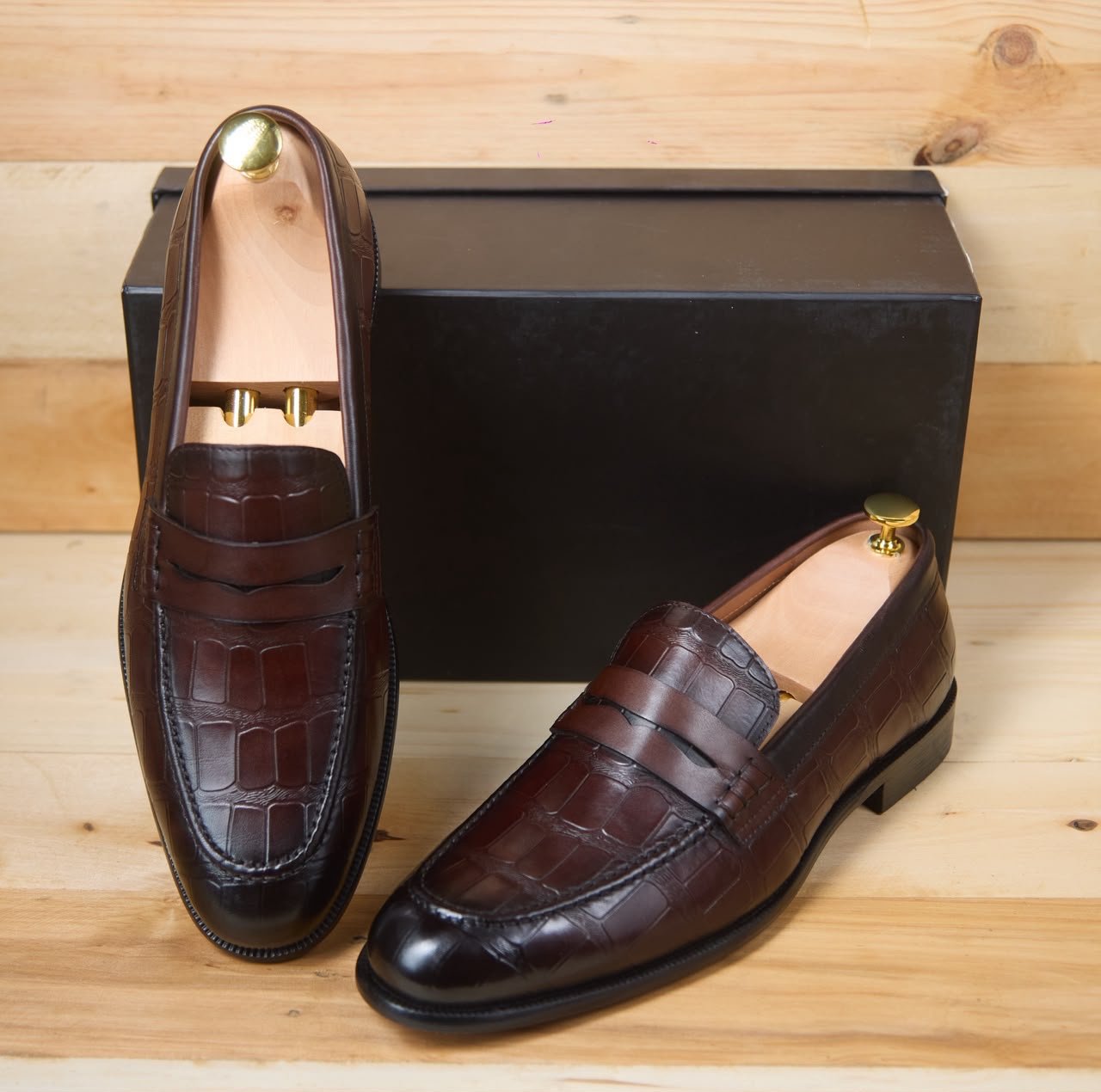 Affirmez votre style avec cette élégante chaussure marron pour homme. Son design raffiné, sa finition brillante et ses coutures soignées apportent une touche de classe à toutes vos tenues. – Image 2