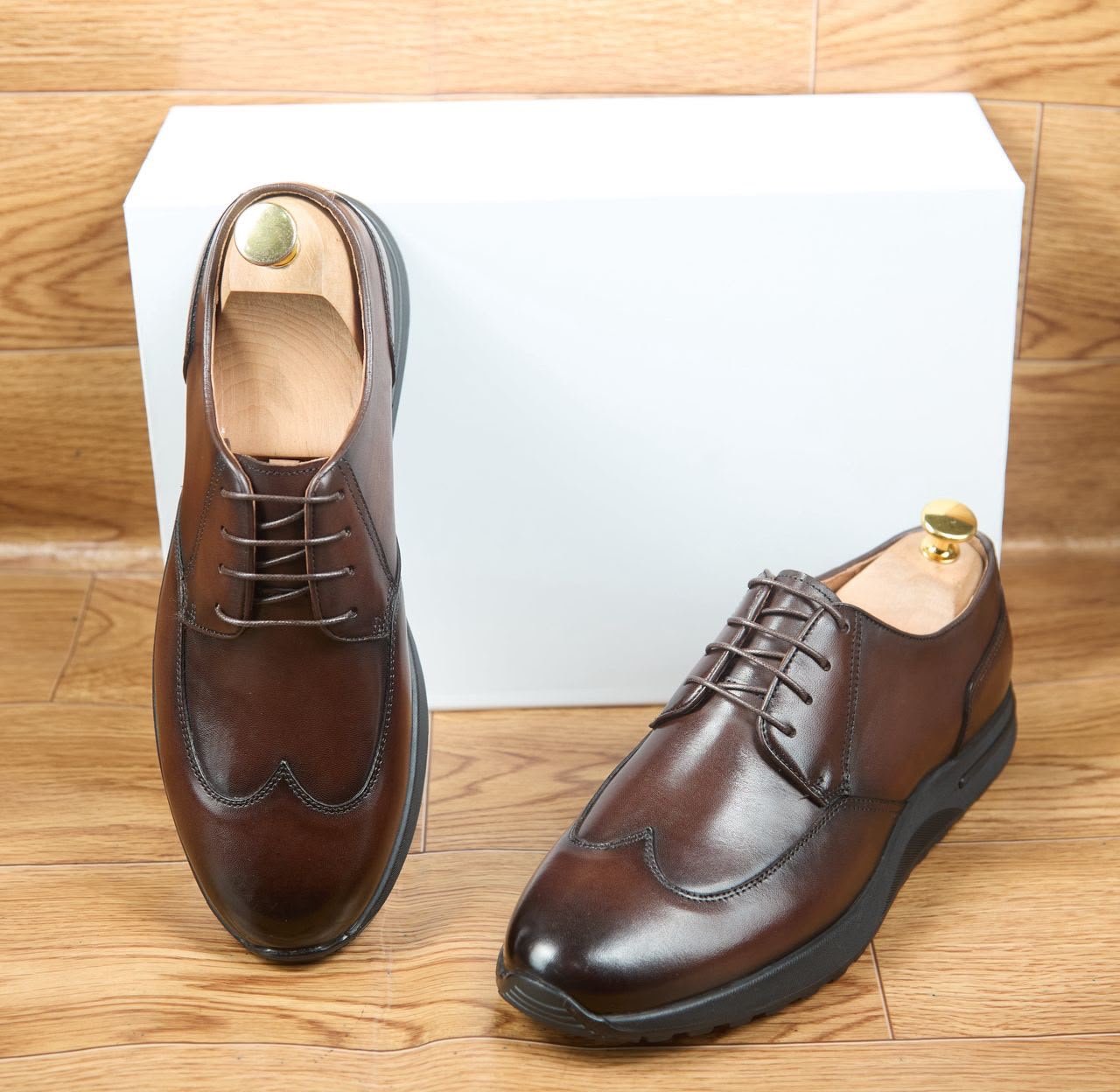 Affirmez votre style avec cette élégante chaussure marron pour homme. Son design raffiné, sa finition brillante et ses coutures soignées apportent une touche de classe à toutes vos tenues. – Image 2