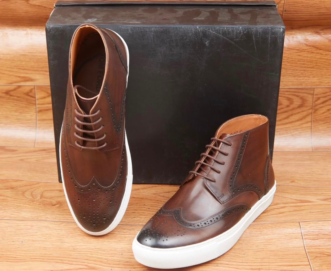 Affirmez votre style avec cette élégante chaussure marron pour homme. Son design raffiné, sa finition brillante et ses coutures soignées apportent une touche de classe à toutes vos tenues. – Image 3