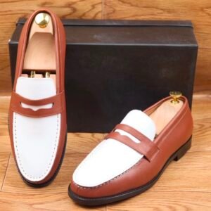 Affirmez votre style avec cette élégante chaussure marron pour homme. Son design raffiné, sa finition brillante et ses coutures soignées apportent une touche de classe à toutes vos tenues.