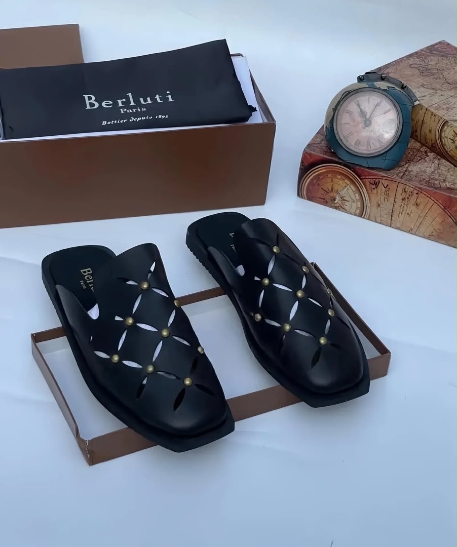 SANDALES DIOR DISPONIBLES 🔥 ✨ Qualité supérieure 100 % 👞 Matière : cuir 💎 Finition élégante, confortable et résistante 📏 Pointures disponibles : 40 à 45 👉 Messieurs, faites votre choix dès maintenant ! 📦 Disponible en quantité limitée — passez votre commande rapideme – Image 2
