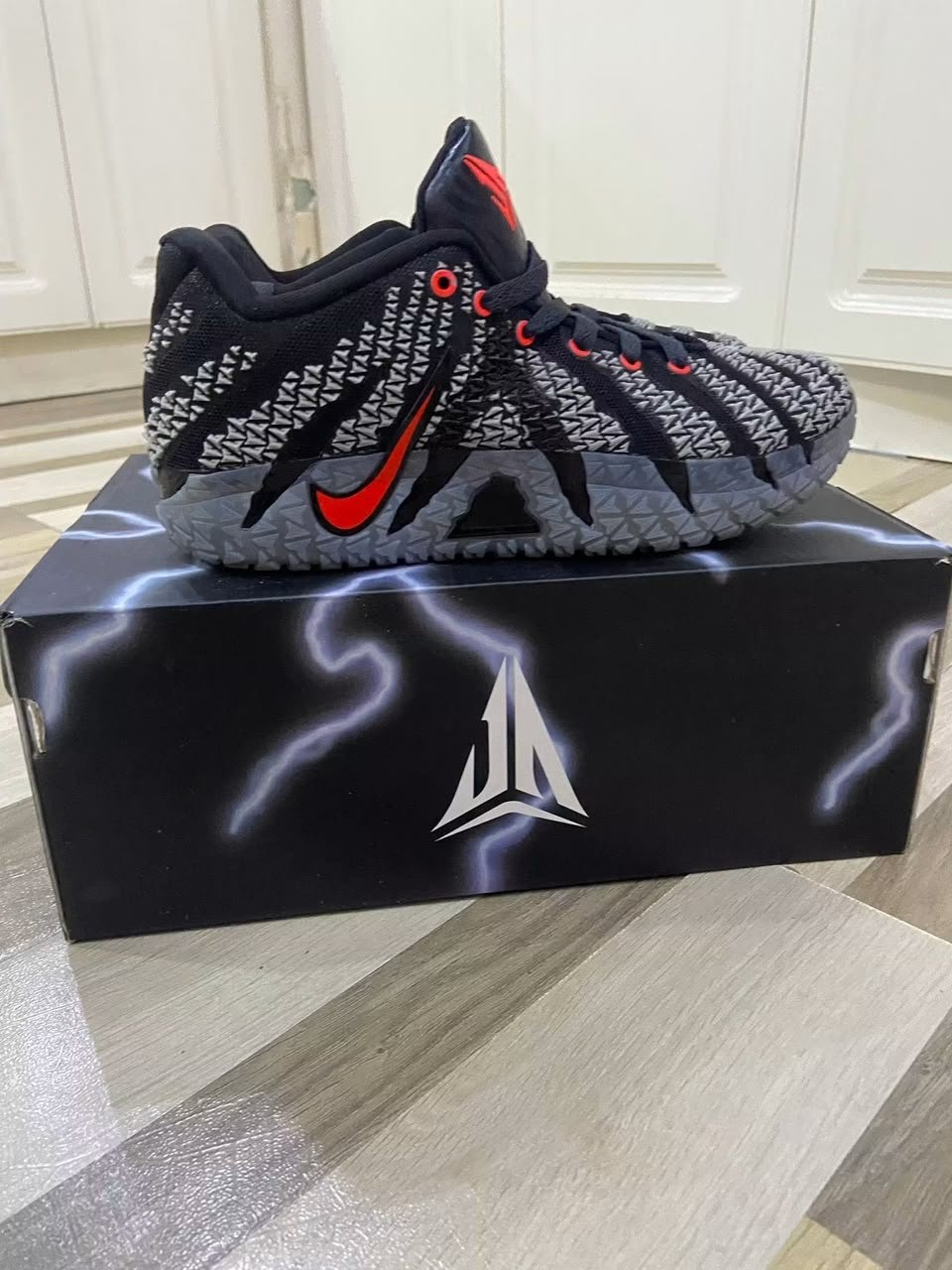 🔥 NOUVELLE JORDAN ja3 shoes 🔥
Une vraie paire de caractère 🖤❤️
✅ Très beau design
✅ Légère et confortable
✅ Idéale pour le basketball et les sorties
📏 Pointures disponibles : 40 a 45 – Image 5