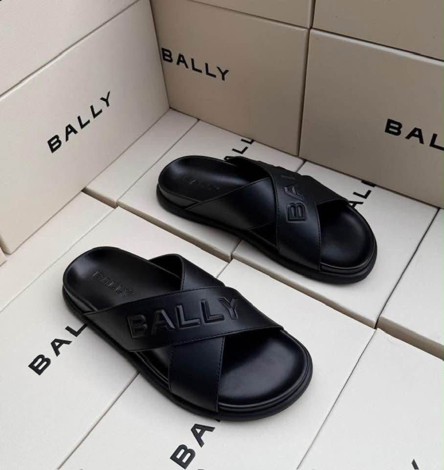 SANDALES DIOR DISPONIBLES 🔥 ✨ Qualité supérieure 100 % 👞 Matière : cuir 💎 Finition élégante, confortable et résistante 📏 Pointures disponibles : 40 à 45 👉 Messieurs, faites votre choix dès maintenant ! 📦 Disponible en quantité limitée — passez votre commande rapideme