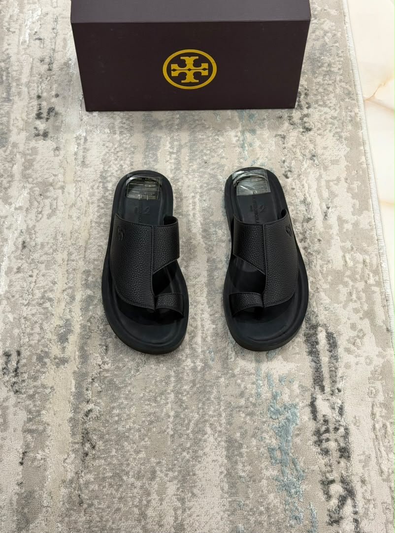 SANDALES DIOR DISPONIBLES 🔥 ✨ Qualité supérieure 100 % 👞 Matière : cuir 💎 Finition élégante, confortable et résistante 📏 Pointures disponibles : 40 à 45 👉 Messieurs, faites votre choix dès maintenant ! 📦 Disponible en quantité limitée — passez votre commande rapideme – Image 2