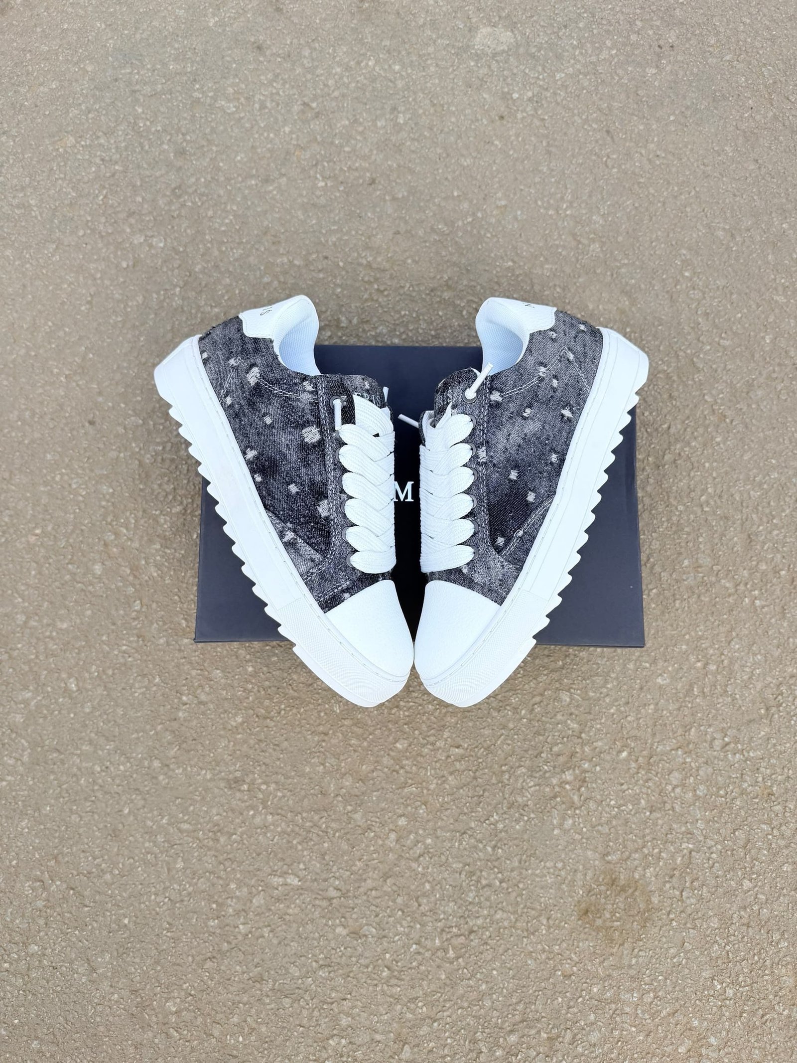 *NUMERIS*
*Disponible*
🦶🏾*Pointure 40 à 45
DANS SON COFFRET* 🎁