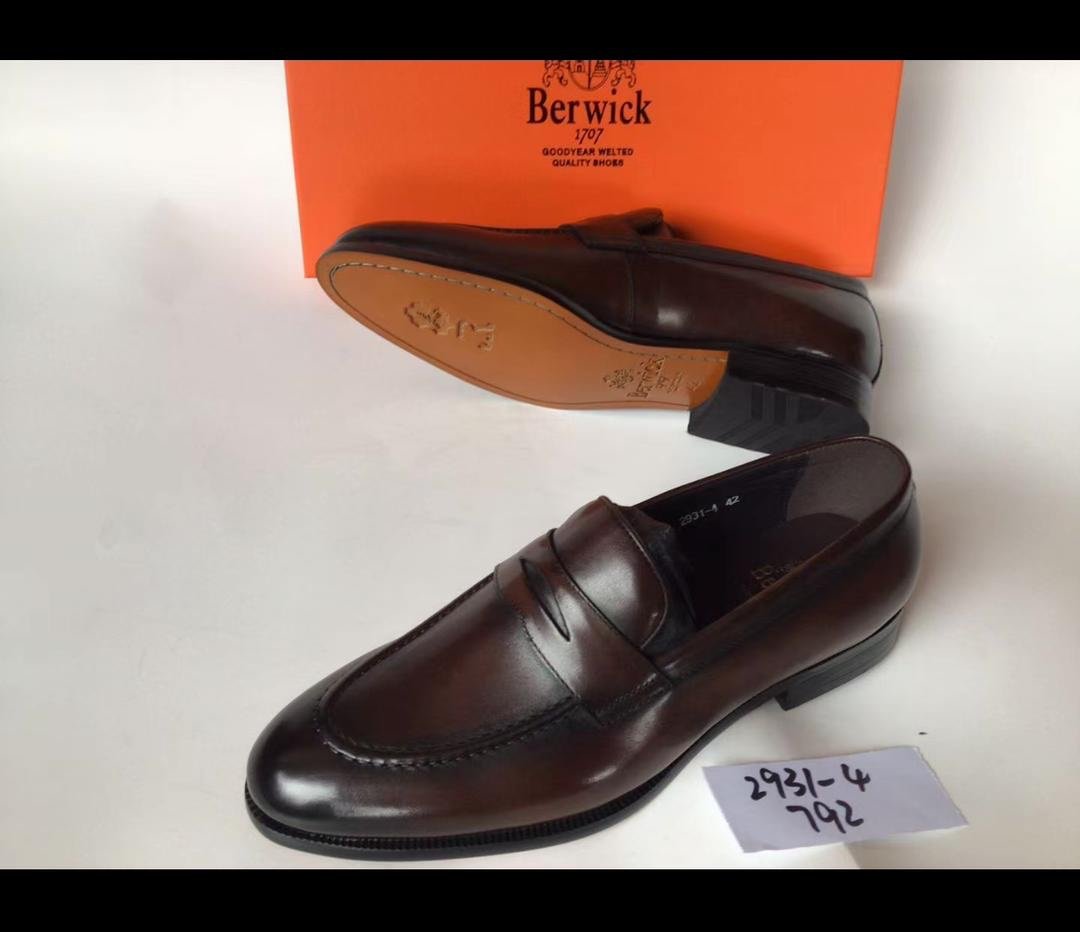 Affirmez votre style avec cette élégante chaussure marron pour homme. Son design raffiné, sa finition brillante et ses coutures soignées apportent une touche de classe à toutes vos tenues. – Image 5