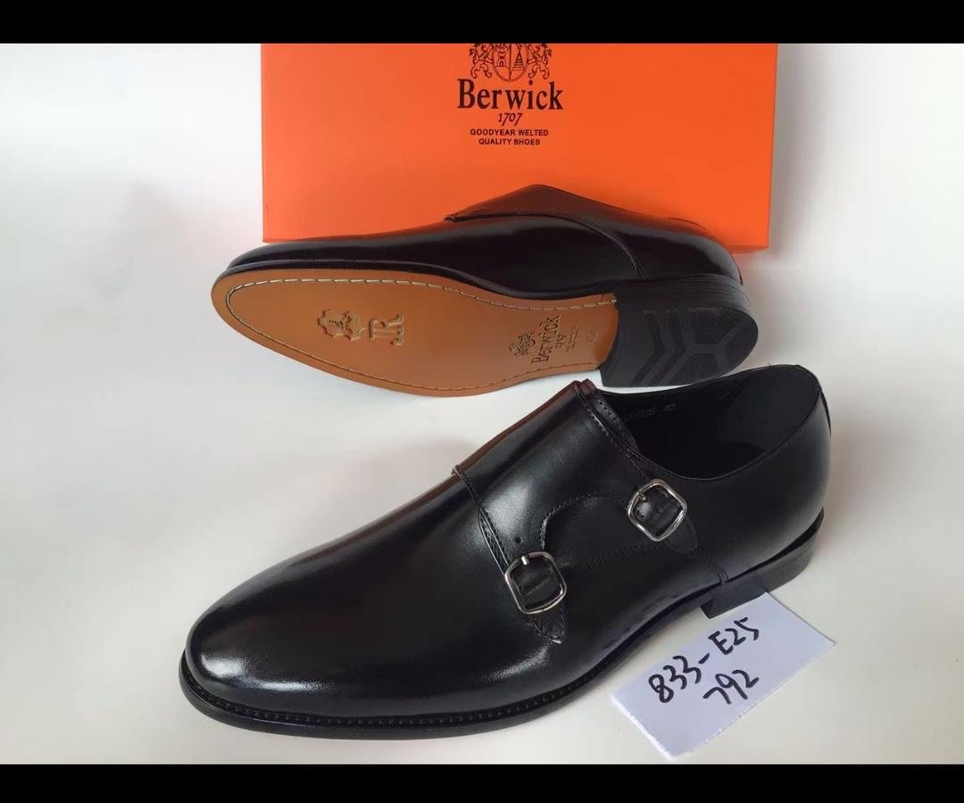 Affirmez votre style avec cette élégante chaussure marron pour homme. Son design raffiné, sa finition brillante et ses coutures soignées apportent une touche de classe à toutes vos tenues. – Image 2