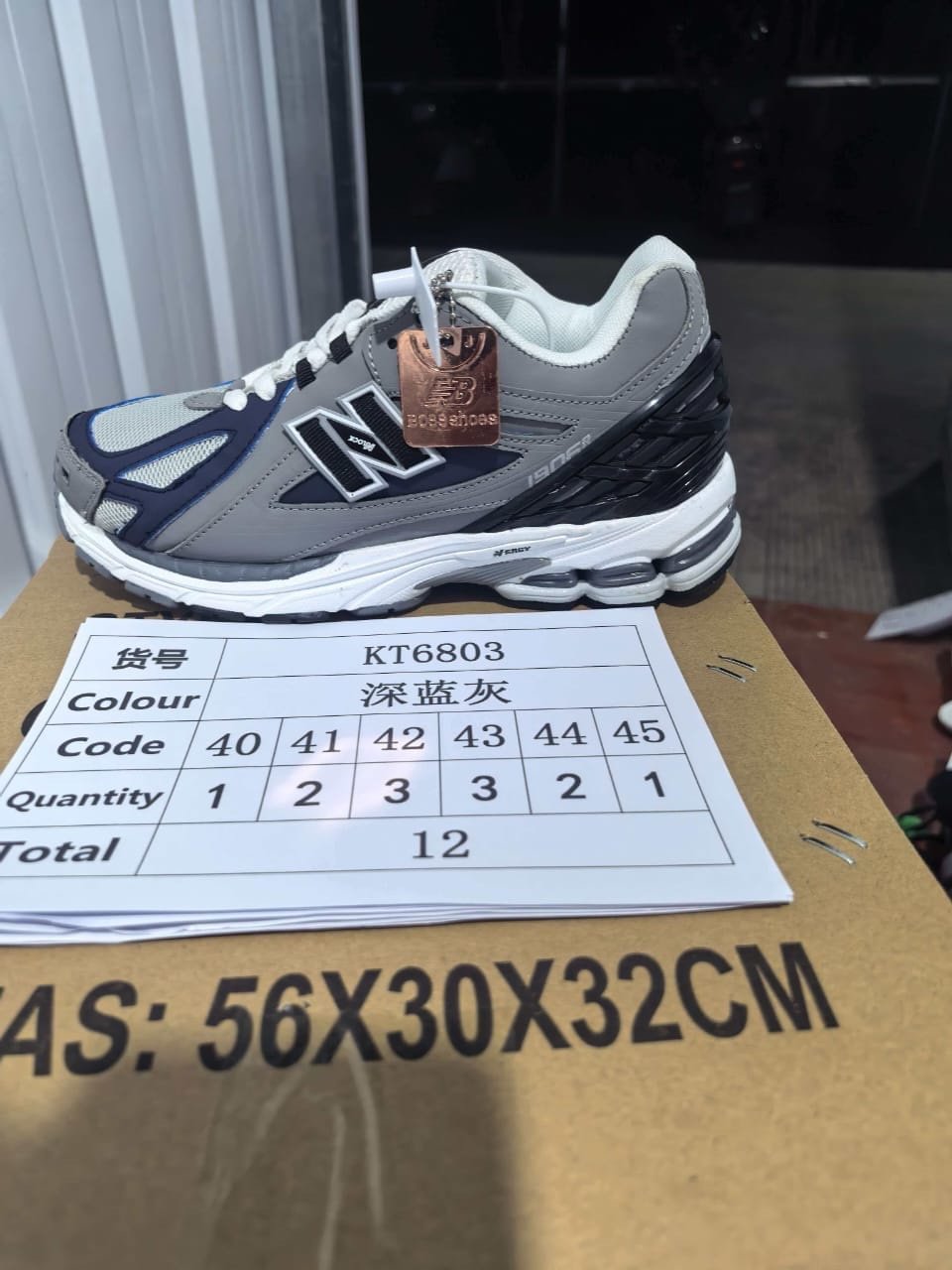 Basket KT6805 – style New Balance
* Référence : KT6805
* Couleur : Gris noir
* Pointures disponibles : 40 à 45