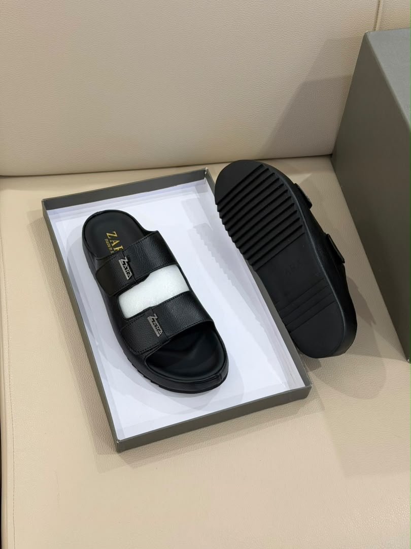 SANDALES DIOR DISPONIBLES 🔥 ✨ Qualité supérieure 100 % 👞 Matière : cuir 💎 Finition élégante, confortable et résistante 📏 Pointures disponibles : 40 à 45 👉 Messieurs, faites votre choix dès maintenant ! 📦 Disponible en quantité limitée — passez votre commande rapideme