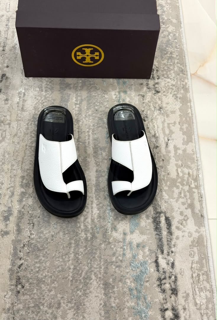 SANDALES DIOR DISPONIBLES 🔥 ✨ Qualité supérieure 100 % 👞 Matière : cuir 💎 Finition élégante, confortable et résistante 📏 Pointures disponibles : 40 à 45 👉 Messieurs, faites votre choix dès maintenant ! 📦 Disponible en quantité limitée — passez votre commande rapideme