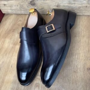 Affirmez votre style avec cette élégante chaussure marron pour homme. Son design raffiné, sa finition brillante et ses coutures soignées apportent une touche de classe à toutes vos tenues.