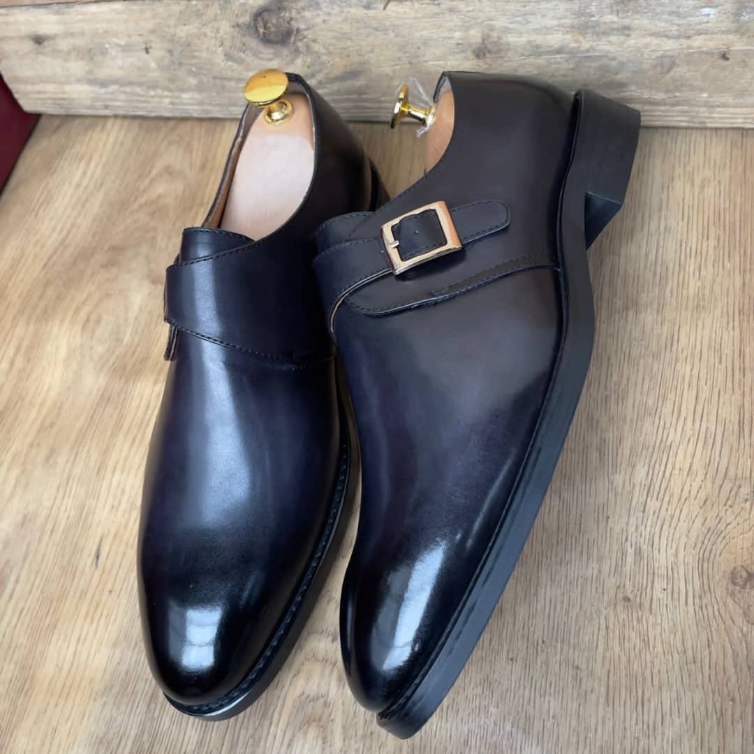 Affirmez votre style avec cette élégante chaussure marron pour homme. Son design raffiné, sa finition brillante et ses coutures soignées apportent une touche de classe à toutes vos tenues.