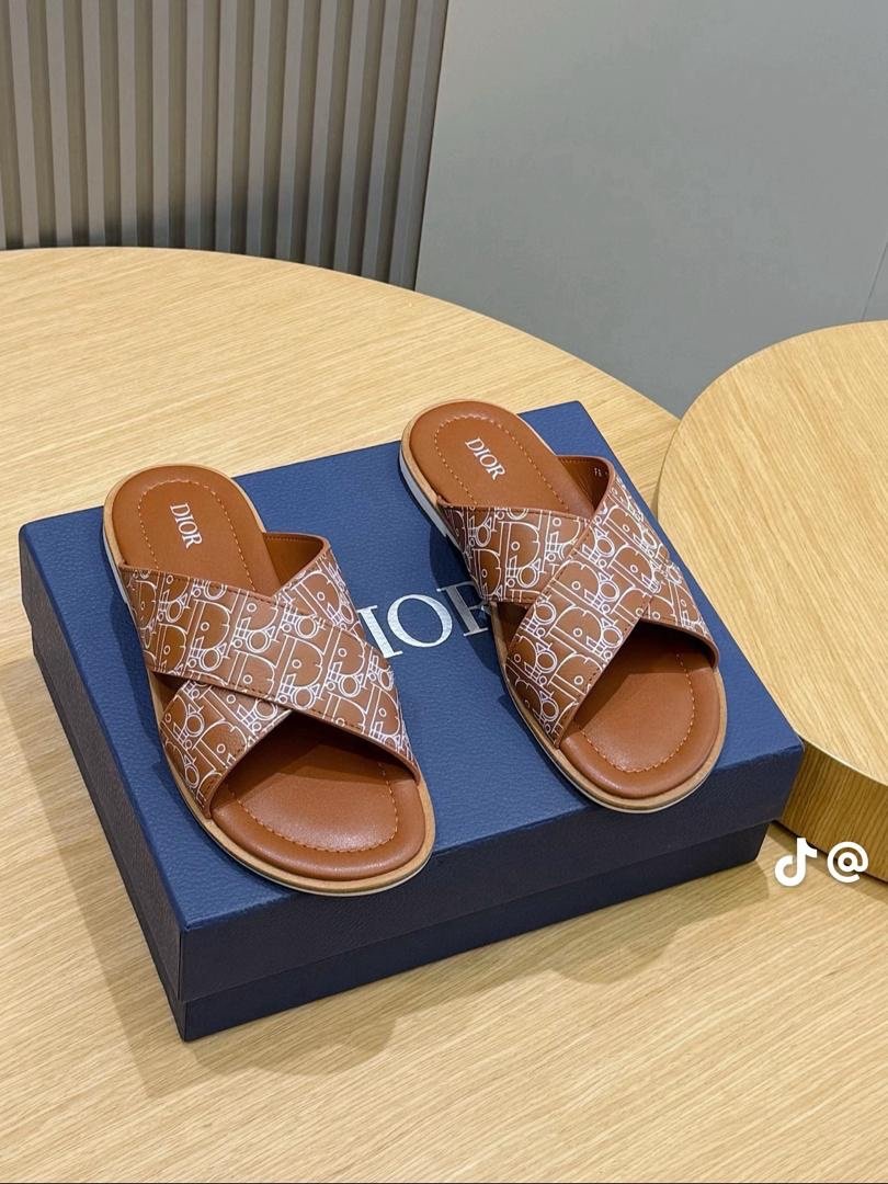 🔥 SANDALES DISPONIBLES 🔥 ✨ Qualité supérieure 100 % 👞 Matière : cuir 💎 Finition élégante, confortable et résistante 📏 Pointures disponibles : 40 à 45 👉 Messieurs, faites votre choix dès maintenant ! 📦 Disponible en quantité limitée — passez votre commande rapideme
