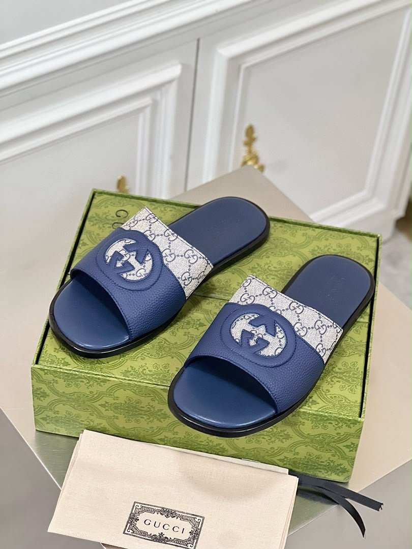 SANDALES DIOR DISPONIBLES 🔥 ✨ Qualité supérieure 100 % 👞 Matière : cuir 💎 Finition élégante, confortable et résistante 📏 Pointures disponibles : 40 à 45 👉 Messieurs, faites votre choix dès maintenant ! 📦 Disponible en quantité limitée — passez votre commande rapideme