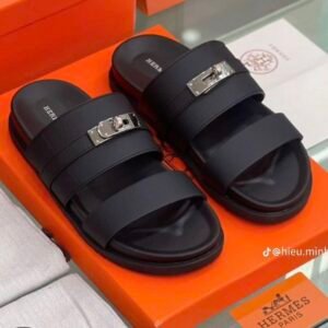 🔥 SANDALES DISPONIBLES 🔥  ✨ Qualité supérieure 100 % 👞 Matière : cuir 💎 Finition élégante, confortable et résistante 📏 Pointures disponibles : 40 à 45  👉 Messieurs, faites votre choix dès maintenant ! 📦 Disponible en quantité limitée — passez votre commande rapideme