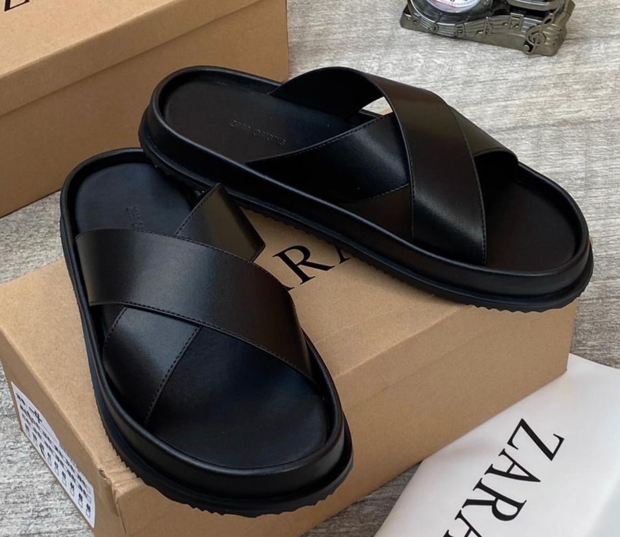 🔥 SANDALES DISPONIBLES 🔥 ✨ Qualité supérieure 100 % 👞 Matière : cuir 💎 Finition élégante, confortable et résistante 📏 Pointures disponibles : 40 à 45 👉 Messieurs, faites votre choix dès maintenant ! 📦 Disponible en quantité limitée — passez votre commande rapideme